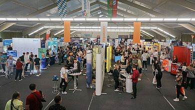 Messehalle mit Ausstellern