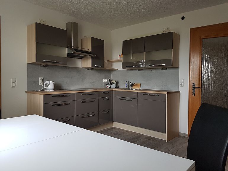 neu renovierte moderne, hochwertige Küche neu renovierte moderne, hochwertige Küche, mit Siemens-Geräten incl. Geschirrspüler, Kühl-/Gefrierschrank, Backofen und Herdplatte, komplette Küchenausstattung, großer Esstisch, kilometerweite Fernsicht
