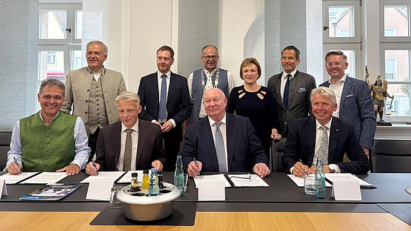 Stärkere Zusammenarbeit und innovative Forschung sind das Ziel des Memorandum of Understanding, das die OTH Amberg-Weiden und ihre Partner am Freitag unterzeichneten (v.l.): Leonhard Zintl (Geschäftsführer TeleskopEffekt GmbH), Roland Grillmeier (Landrat Tirschenreuth), Prof. Dr. Volker Tolkmitt (Präsident HS Mittweida), Michael, Kretschmer (Ministerpräsident Sachsen), Roman Schäffler (Bürgermeister Kemnath), Prof. Waldemar Berg (Präsident TH Deggendorf), Prof. Dr. Christiane Hellbach (Vizepräsidentin OTH Amberg-Weiden), Albert Rupprecht (MdB), Prof. Dr. Clemens Bulitta (Präsident OTH Amberg-Weiden), Tobias Reiß (Landtagsvizepräsident Bayern)