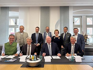 Stärkere Zusammenarbeit und innovative Forschung sind das Ziel des Memorandum of Understanding, das die OTH Amberg-Weiden und ihre Partner am Freitag unterzeichneten (v.l.): Leonhard Zintl (Geschäftsführer TeleskopEffekt GmbH), Roland Grillmeier (Landrat Tirschenreuth), Prof. Dr. Volker Tolkmitt (Präsident HS Mittweida), Michael, Kretschmer (Ministerpräsident Sachsen), Roman Schäffler (Bürgermeister Kemnath), Prof. Waldemar Berg (Präsident TH Deggendorf), Prof. Dr. Christiane Hellbach (Vizepräsidentin OTH Amberg-Weiden), Albert Rupprecht (MdB), Prof. Dr. Clemens Bulitta (Präsident OTH Amberg-Weiden), Tobias Reiß (Landtagsvizepräsident Bayern)