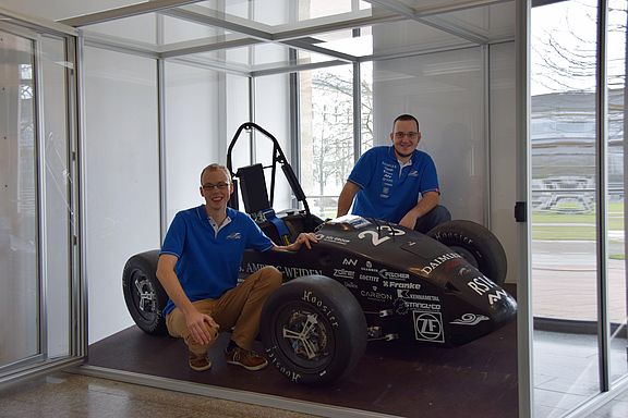 Der RS14 ausgestellt im Eingangsbereich der Fakultät EMI