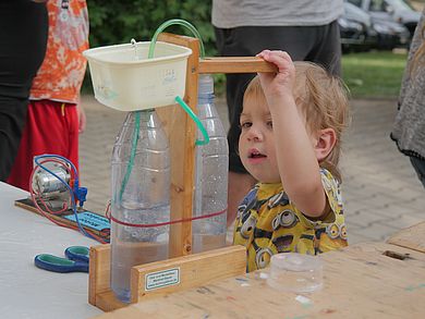 kleines Kind an Druckluft-Kanone