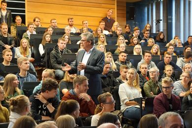 Dekan Prof. Dr. Wolfgang Renninger begrüßt die Studienanfänger/innen 