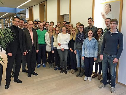 Die Besuchergruppe zusammen mit Markus Wenning (ganz links) und Stefan Ostwald (2. von links); Foto: IGZ.