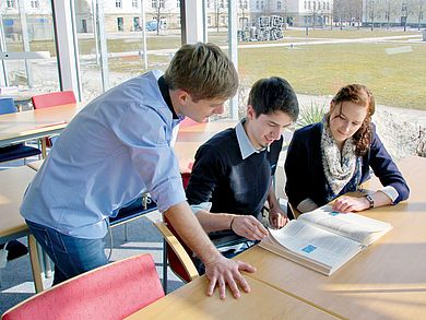 Deutschlandweit einzigartiger Studiengang mit einer Kombination aus Ingenieurwissenschaften, Betriebswirtschaften und Recht