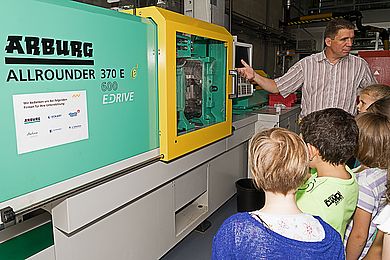 Schülerinnen und Schüler im Labor Kunststofftechnik