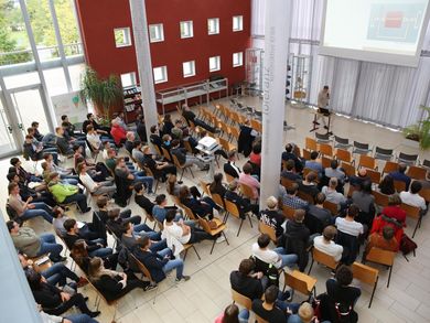 Jede Menge ZuhörerInnen in der Maximilian-Kolbe-Schule in Neumarkt (Foto: Roman Schieder)