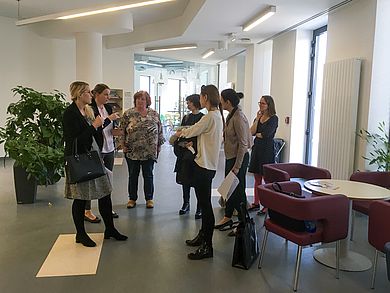 Gruppe steht in der Bibliothek