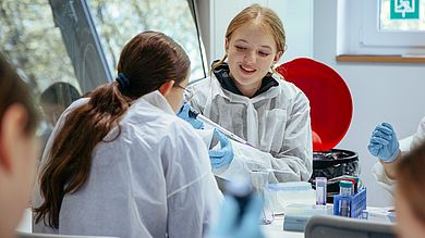 Mädchen mit Pipette