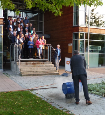 Lions Club Amberg bei der Demonstration der Funktionsweise einer "Atmosphärischen Dampfmaschine"
