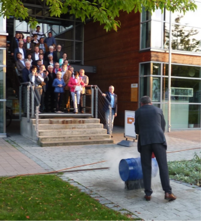 Lions Club Amberg bei der Demonstration der Funktionsweise einer "Atmosphärischen Dampfmaschine"