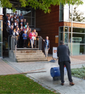 Lions Club Amberg bei der Demonstration der Funktionsweise einer "Atmosphärischen Dampfmaschine"