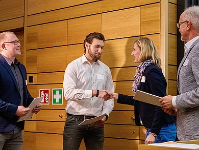 Den Preis für Internationalisierung erhielten Prof. Dr.-Ing. Magnus Jaeger (rechts) und die Studenten Jegor Kern und Peter Grädler aus den Händen von Dr. Annabelle Wolff, Leiterin International Office.