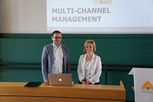 Bild: Prof. Dr. Marco Nirschl, E-Commerce-Management und Prof. Dr. Christiane Hellbach, Vizepräsidentin der OTH Amberg-Weiden 