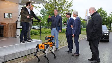 Blume vor dem Gebäude mit Roboterhund