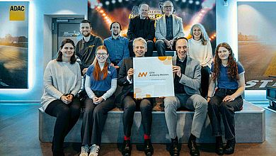 Bei der Unterzeichnung dabei (v.l.): Hanna Gallitzendörfer (Projektleitung Innovative LernOrte), Fabian Bezdiczka (Leitung SimRacing-Center), Leonie Schweickert (Leitung PR & Organisation Running Snail Racing Team), Prof. Dr. Tobias Skubacz, Prof. Dr. Clemens Bulitta (Präsident OTH Amberg-Weiden), Prof. Dr. Wolfgang Weber (Vizepräsident OTH Amberg-Weiden), Michael Bayer (Vorstandsmitglied Jugend und Sport ADAC Nordbayern), Dr. Matthias Köck (Vorsitzender ADAC Nordbayern), Petra Brunner (Leitung Sport und Ortsclubs), Marion Kraus (Teamleitung Running Snail Racing Team)