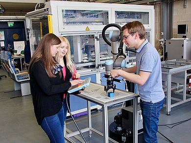 Beim Studiengang Mechatronik und digitale Automation werden Elemente des klassischen Maschinenbaus mit Kompetenzen der Elektrotechnik und der Informatik passgenau ergänzt. Beim Studiengang Mechatronik und digitale Automation werden Elemente des klassischen Maschinenbaus mit Kompetenzen der Elektrotechnik und der Informatik passgenau ergänzt.