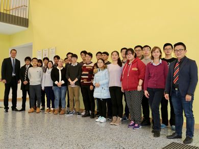 Studiengruppe aus Shanghai mit den Betreuern Prof. Dr. Jie Lyu (zweiter von links) und Dipl.-Ing. (FH) Yang Liu (rechts), Marion Schärtl (dritte von links) und Prof. Dr. Franz Magerl (links) 