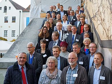 Oberbürgermeister Kurt Seggewiß (vorne links) begrüßte die Dekaninnen und Dekane im Alten Rathaus in Weiden.