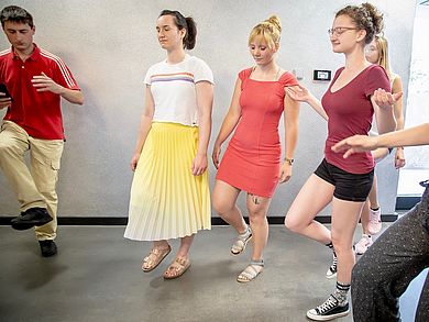 Auf einem Bein kann man schlecht stehen, besonders mit geschlossenen Augen... Aber mit Übung geht's.