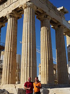 Tobias Popp und Andreas Weiß stehen vor dem Parthenon