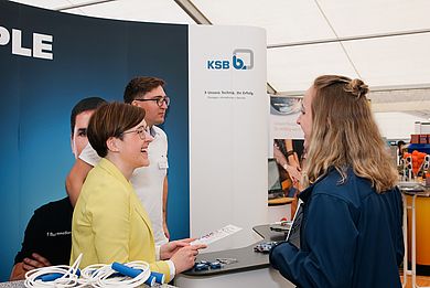 Studentin an Messestand