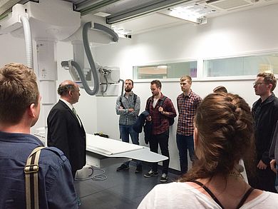 Prof. Dr. Alexander Cavallaro führt Studierende des Masterstudiengang Medizintechnik durch das Imaging Science Institut der Universitätsklinik Erlangen