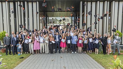 Zur Feier des Tages lassen die Absolventinnen und Absolventen der Fakultät Wirtschaftsingenieurwesen und Gesundheit die Hüte fliegen