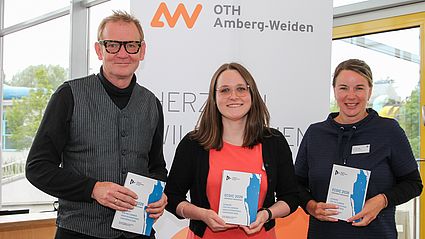 Roland Menges, Laura Völkl und Dita Hommerová (v.l.n.r.) gaben pünktlich zur Konferenz den Tagungsband heraus. Die Beiträge sind nun auch open access verfügbar.