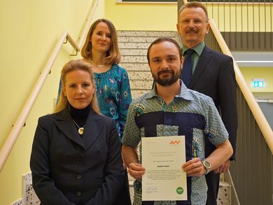 Martin Huber (vorne, rechts) hat in diesem Jahr den Preis für Internationalisierung erhalten. Anja Gall-Cobatz (vorne, links), Prof. Ulrich Müller und  Marian Mure, Leiterin Sprachen- und Mittel-Osteuropazentrum, gratulierten.