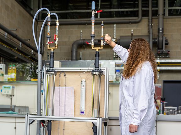 Studentin am Versuchsaufbau zur Wirbelschicht