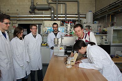 Laboringenieur Thomas Graf erklärt den Studierenden das Refraktometer.