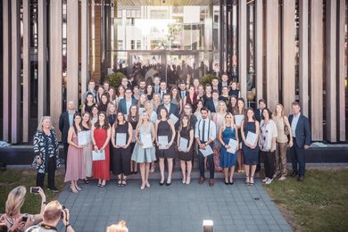 Gruppenbild der AbsolventInnen der Studiengänge Handels- und Dienstleistungsmanagement (inklusive berufsbegleitend) und Digital Business (Master)