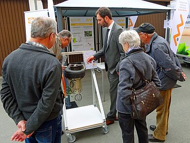 Besucherinnen und Besucher am OTH-Stand