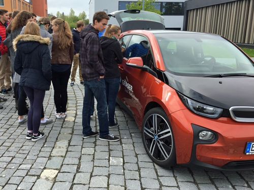 Studierende nehmen BMW i3 unter die Lupe.