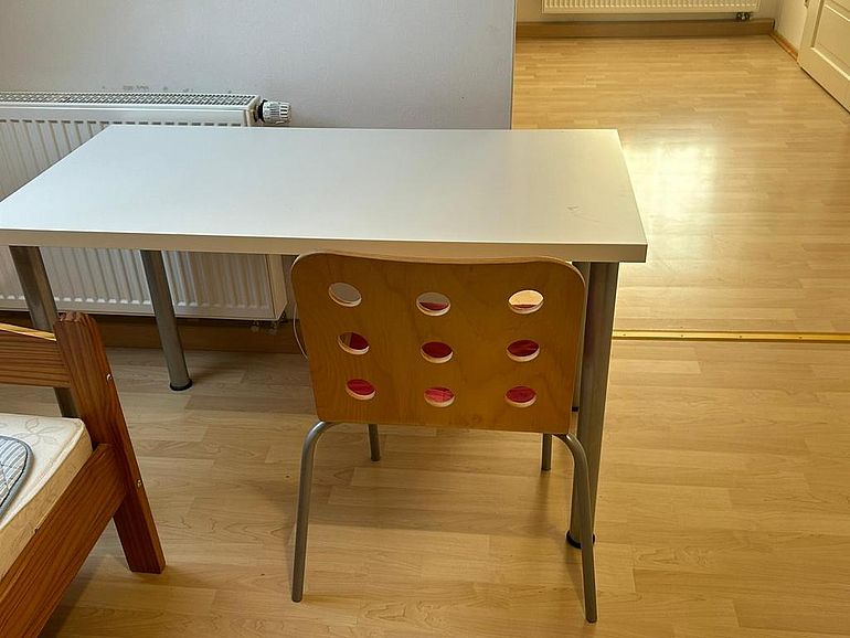 Schreibtisch Großes 21-m²-Zimmer in einer 3er-WG in Neustadt an der Waldnaab, frei ab 1. September 2026. 330 € inklusive Nebenkosten, 200 € Kaution. Bushaltestelle nach Weiden direkt vor der Haustür.