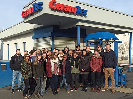 Die Exkursionsgruppe vor dem CeramTec-Standort in Marktredwitz. 
