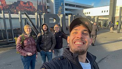 Gruppenfoto vor dem Flughafen