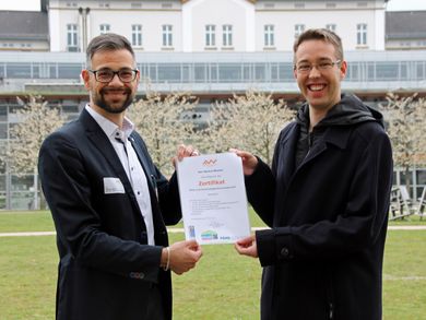 Alexander Herzner, Institut für Nachhaltigkeit in Technik und Wirtschaft, gratuliert Markus Wiesner