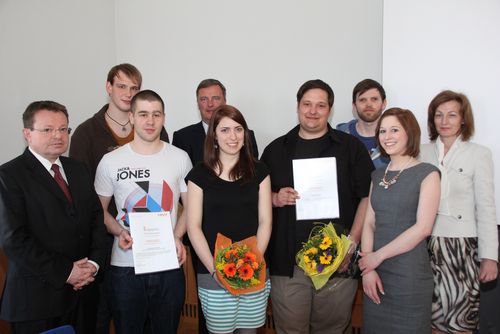 Die Studierenden Uli Pausch (Erneuerbare Energien) und Barbara Vöckler (Medienproduktion und Medientechnik) wurden am 15. April 2013 im Rahmen der Sitzung des Hochschulrates der Hochschule Amberg-Weiden mit dem HAW-Preis „Engagiert. Für Studierende!