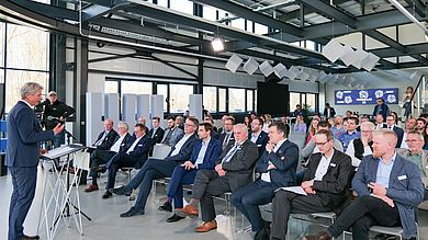 Hochschulpräsident Prof. Dr. Clemens Bulitta begrüßt die zahlreichen Gäste, darunter auch der Bayerische Staatsminister für Wissenschaft und Kunst Markus Blume