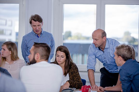 Bei der Projektarbeit | Prof. Strassl und Schicker mit ihren Studierenden Prof. Strassl und Schicker bei der Projektarbeit mit ihren Studierenden