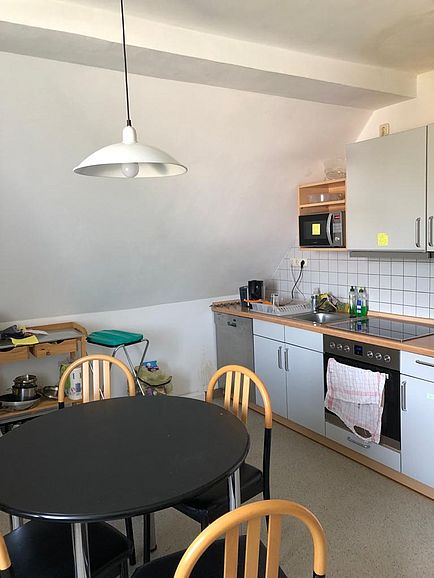 Küche Großes 21-m²-Zimmer in einer 3er-WG in Neustadt an der Waldnaab, frei ab 1. September 2026. 330 € inklusive Nebenkosten, 200 € Kaution. Bushaltestelle nach Weiden direkt vor der Haustür.