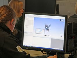 Studiernder konstruiert im CAD Labor