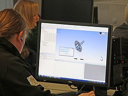 CAD-Labor Studiernder konstruiert im CAD Labor