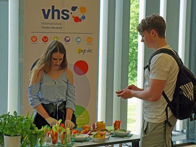 Grüße vom Gemüse: gesunde Snacks am Stand der VHS Weiden-Neustadt
