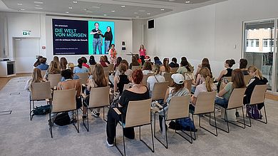 Bei Siemens erhielten die Schülerinnen Einblicke in die Zukunft der Fabrikautomation und Job-Einstiegsmöglichkeiten