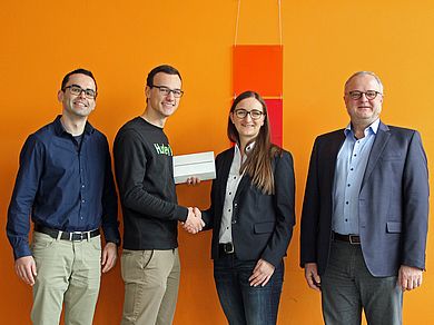 Bernhard Gschrey (OTHmind), Gewinner Kevin Meyer, Anja Wurdack (Projektleiterin OTHmind), Prof. Joachim Hummich (Dekan Fakultät Maschinenbau/Umwelttechnik)