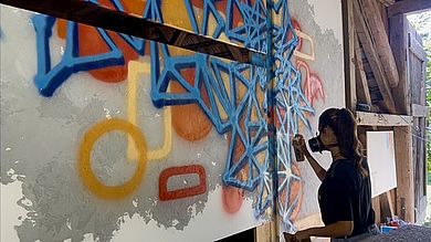 Katharina Gürtler bei der künstlerischen Arbeit