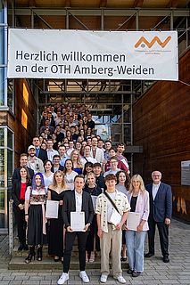 Die Absolventinnen und Absolventen der Fakultät Elektrotechnik, Medien und Informatik feiern gemeinsam ihren Studienabschluss